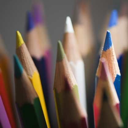 Sehambulanz für Kinder - seki Eine Nahaufnahme von verschiedenfarbigen Buntstiften.