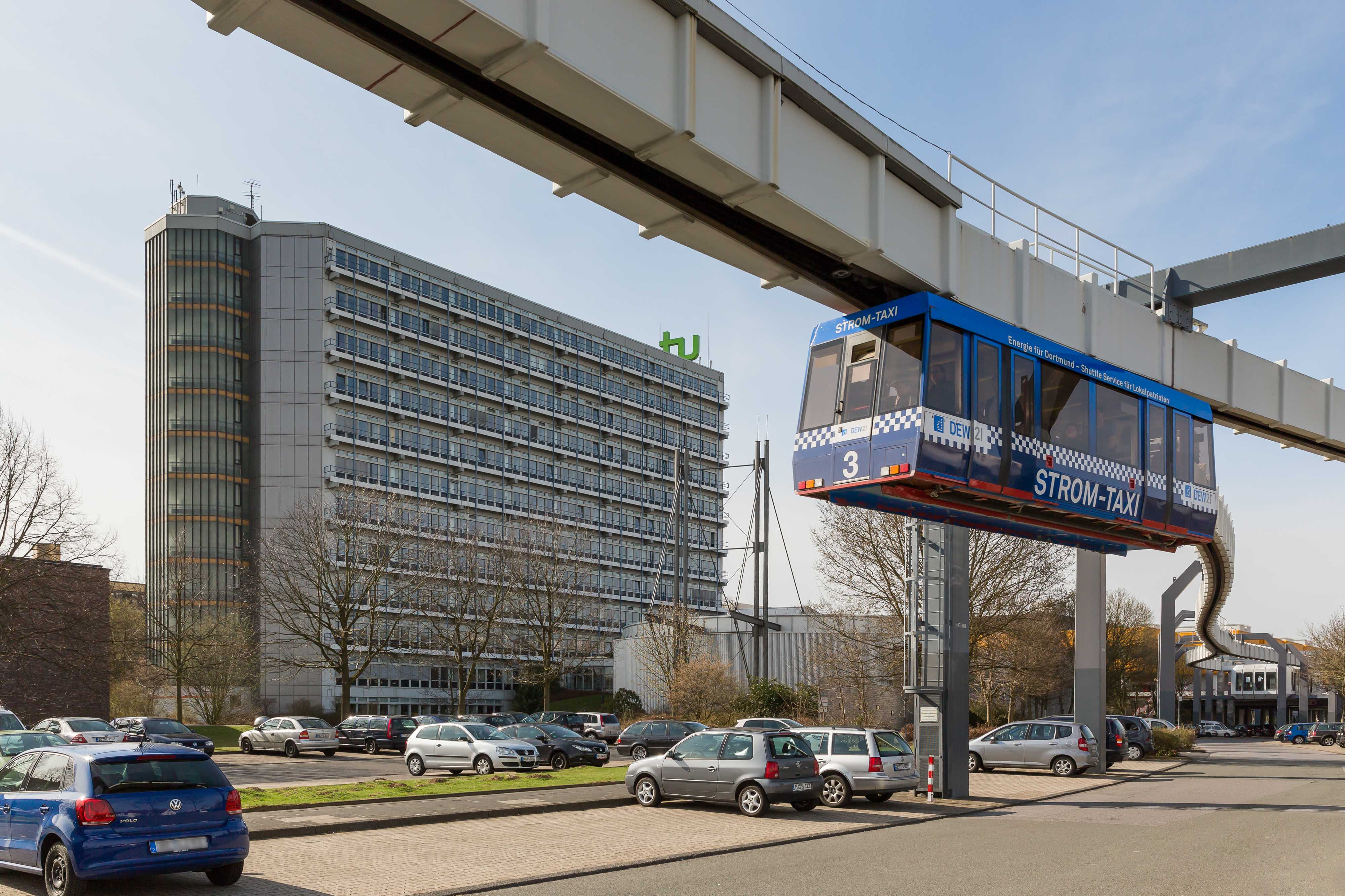 H-Bahn mit Mathetower im Hintergrund H-Bahn mit Mathetower im Hintergrund mit kahlen Bäumen